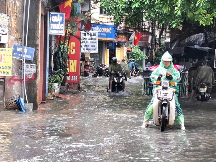 Thanh Liệt, Hà Nội: Nhiều điểm ngập sâu, rác thải lênh láng trên đường- Ảnh 3.
