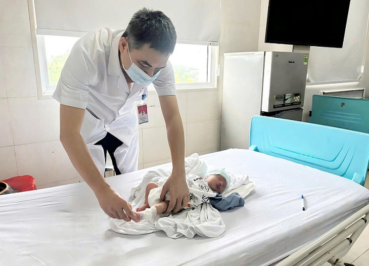 Giải cứu chi cho bé sơ sinh mắc hội chứng dải sợi ối hiếm gặp- Ảnh 3.