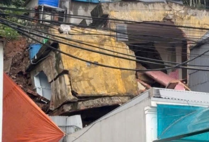 Sơ tán 60 người dân khỏi khu vực sạt lở- Ảnh 1.