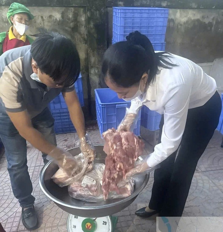 TP Hà Nội yêu cầu làm rõ phản ánh thực phẩm bất thường tại trường tiểu học - Ảnh 1.