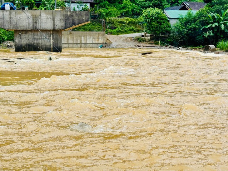 Mưa lớn kéo dài, 7 bản ở vùng cao Nghệ An bị cô lập - Ảnh 2.