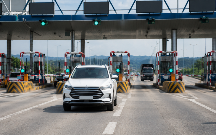 Lexus đánh võng, dừng đột ngột trên cao tốc Pháp Vân - Cầu Giẽ, 3 xe tông liên hoàn- Ảnh 1.