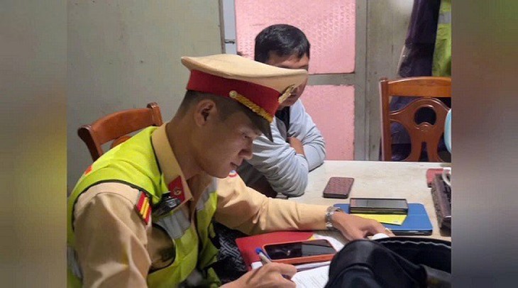 Làm rơi vãi hàng hóa trên cao tốc, CSGT lần tìm xe tải qua Facebook- Ảnh 2.