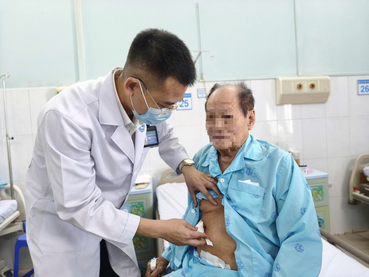 Cụ ông 82 tuổi suy đa cơ quan, sốc nhiễm trùng vì nuốt xương cá - Ảnh 1.