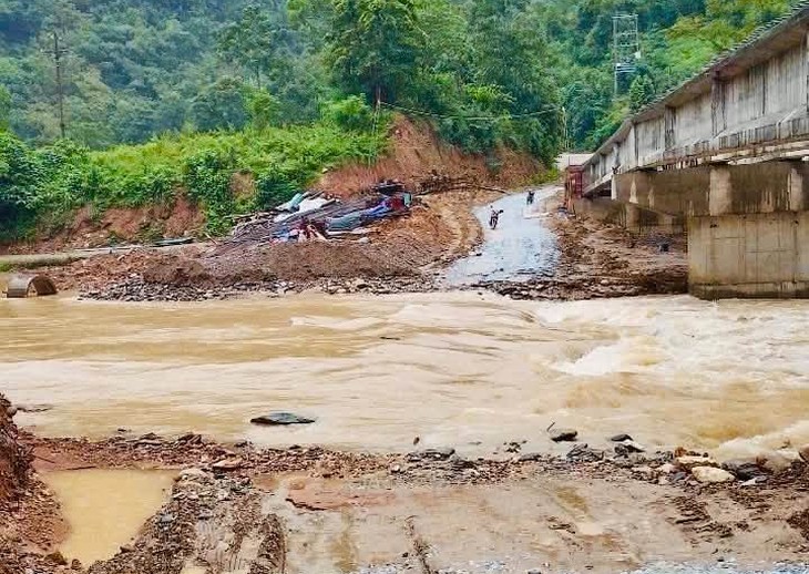Mưa lớn kéo dài, 7 bản ở vùng cao Nghệ An bị cô lập - Ảnh 1.