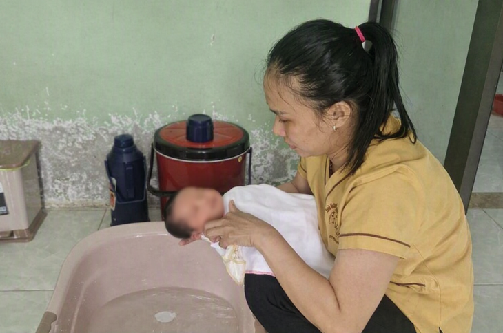 Trẻ sơ sinh bị bỏ rơi trước cửa nhà dân kèm tờ giấy viết tay - Ảnh 1.