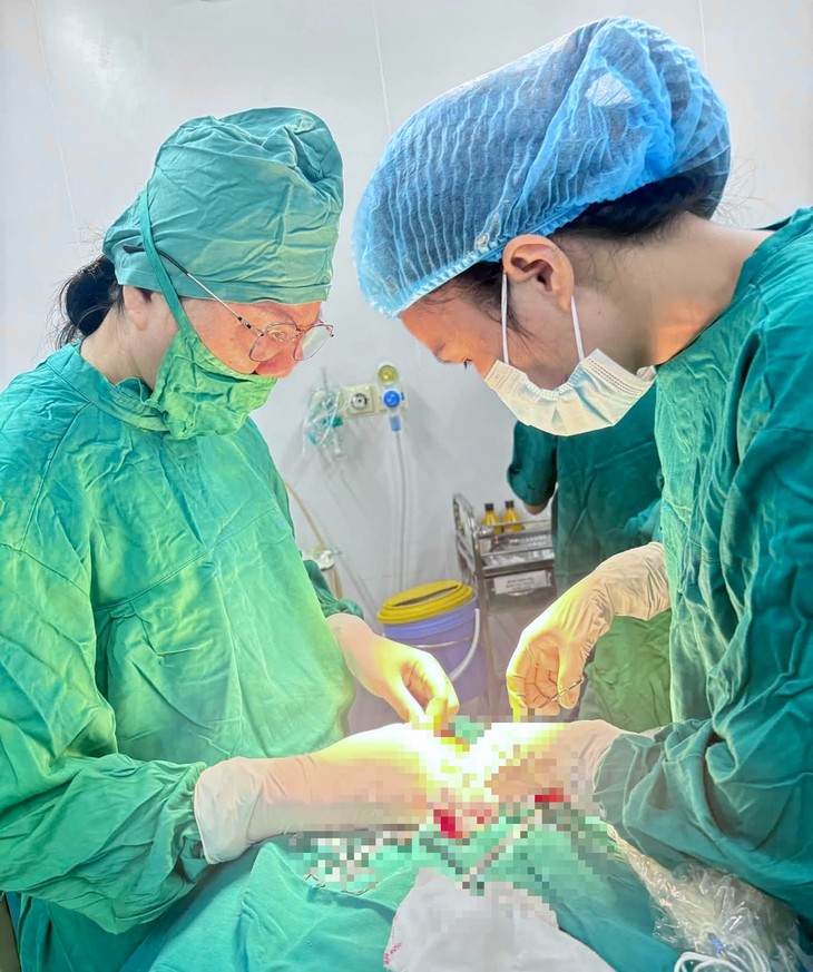 Người đàn ông phải trải qua ca phẫu thuật phức tạp vì mẩu xương cá - Ảnh 1.