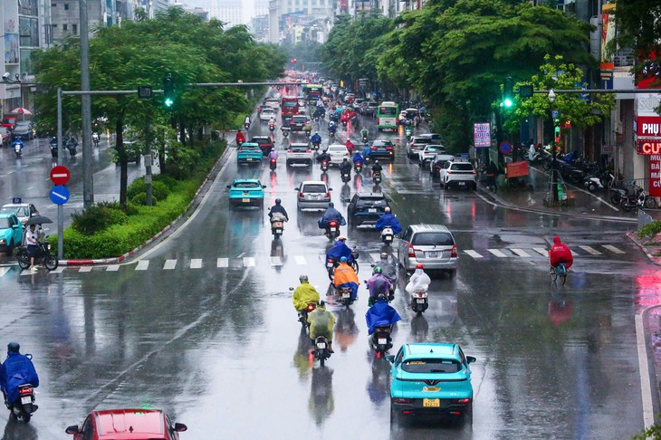 Mưa lớn kéo dài ở Hà Nội, người dân lưu ý gì khi ra đường? - Ảnh 1.