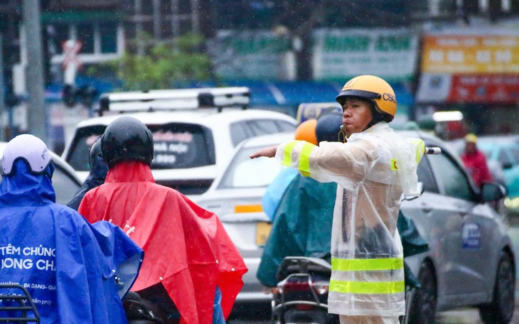 Hà Nội tái diễn mưa lớn giờ tan tầm chiều nay - Ảnh 2.