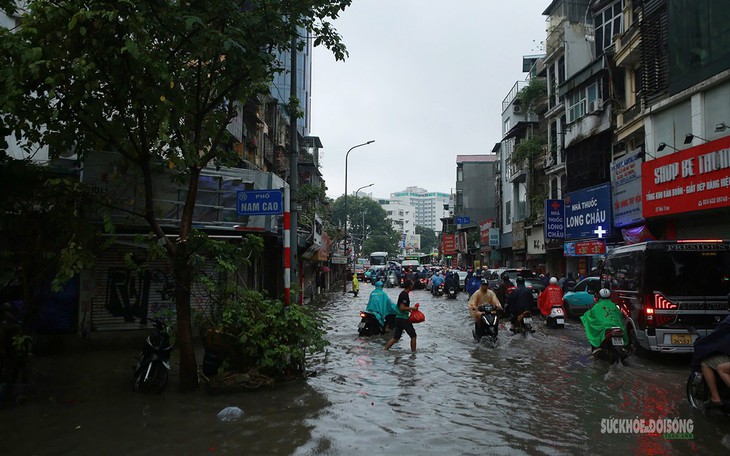 Mưa lớn kéo dài ở Hà Nội, người dân lưu ý gì khi ra đường? - Ảnh 1.