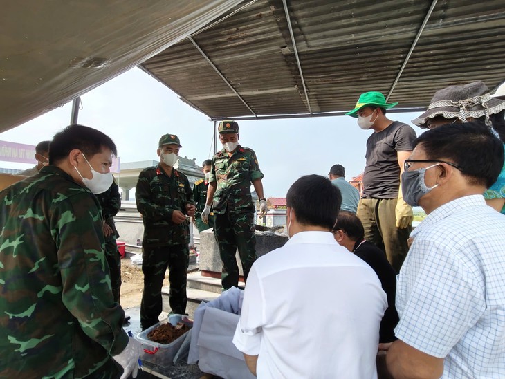 Nhiều di vật được tìm thấy tại mộ tập thể ở xã Thu Bồn - Ảnh 1.