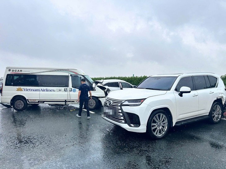Lexus đánh võng, dừng đột ngột trên cao tốc Pháp Vân - Cầu Giẽ, 3 xe tông liên hoàn- Ảnh 4.