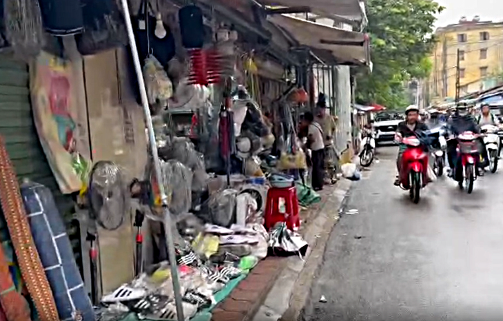 Buôn bán lấn vỉa hè, xe dừng dưới lòng đường trên phố Lê Văn Hiến, Hà Nội- Ảnh 2.