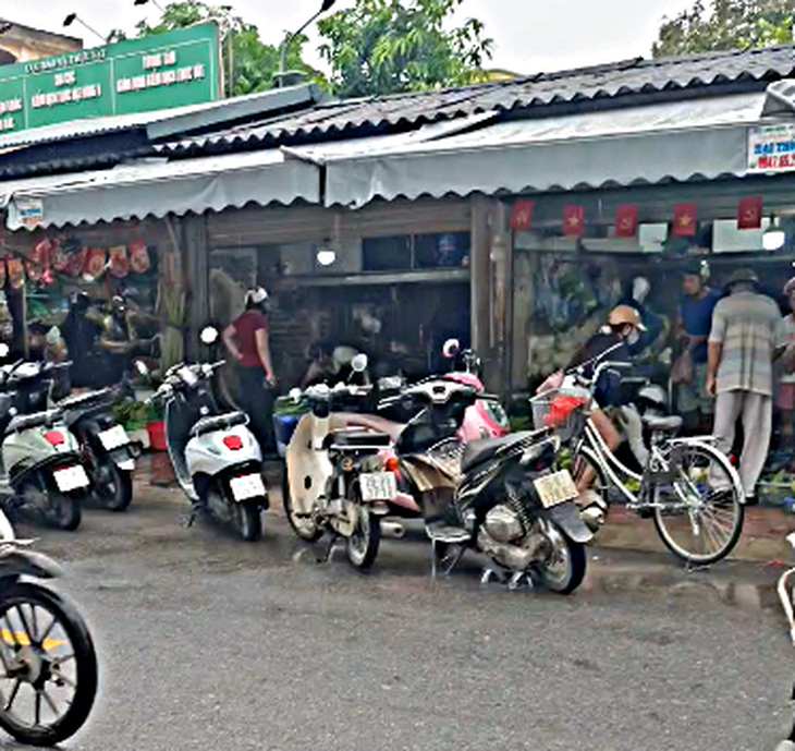 Buôn bán lấn vỉa hè, xe dừng dưới lòng đường trên phố Lê Văn Hiến, Hà Nội- Ảnh 4.