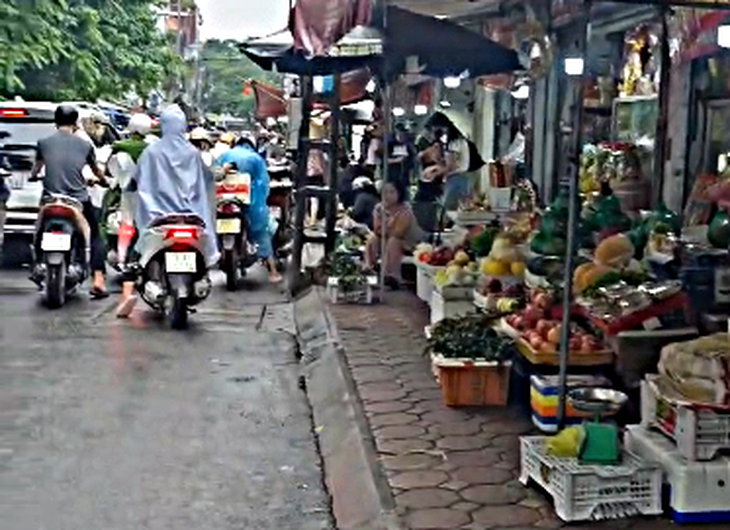 Buôn bán lấn vỉa hè, xe dừng dưới lòng đường trên phố Lê Văn Hiến, Hà Nội- Ảnh 3.