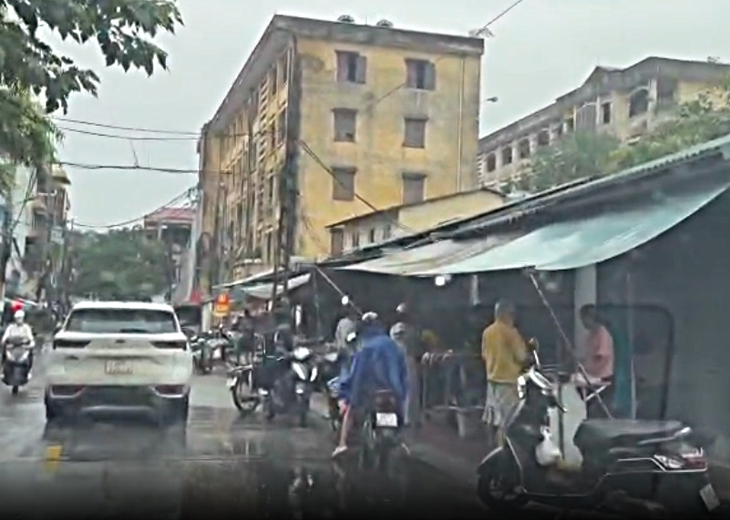 Buôn bán lấn vỉa hè, xe dừng dưới lòng đường trên phố Lê Văn Hiến, Hà Nội- Ảnh 5.