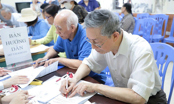 Tuổi nghỉ hưu của người lao động năm 2027 thay đổi như thế nào?- Ảnh 1.