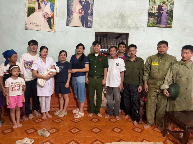 Công an, y tế vượt lũ hỗ trợ sản phụ sinh con an toàn tại nhà- Ảnh 2.