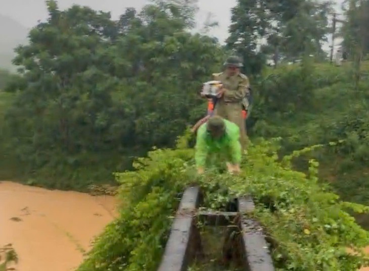 Công an, y tế vượt lũ hỗ trợ sản phụ sinh con an toàn tại nhà- Ảnh 1.