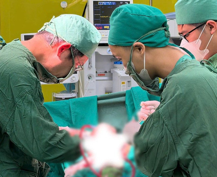 Ngã từ độ cao 3 mét, thiếu niên 16 tuổi vỡ lách độ V nghiêm trọng- Ảnh 1.