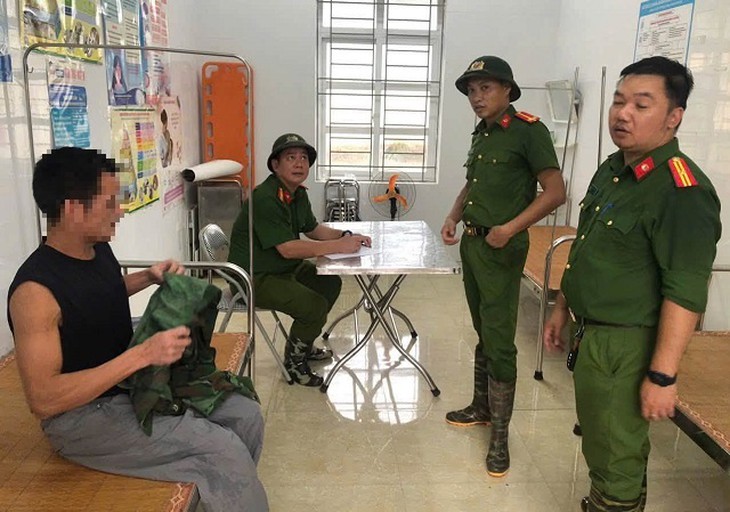 Hang Rút bị nước bao vây, 3 người mắc kẹt nhiều ngày được giải cứu- Ảnh 2.