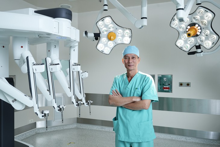Bác sĩ FV dùng robot cắt bỏ thành công khối u thận bị gan che phủ- Ảnh 3.
