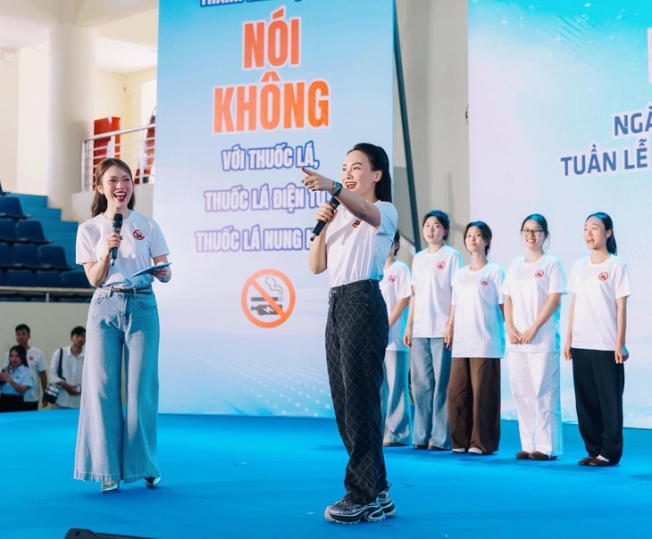 Nghệ sĩ ủng hộ cấm hút thuốc lá điện tử, thuốc lá nung nóng - Ảnh 1.