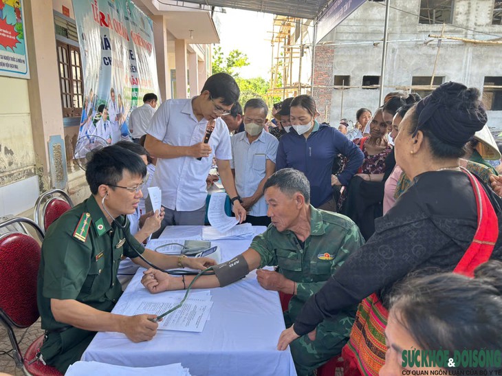 Blouse trắng giữa đại ngàn biên cương - Ảnh 1.