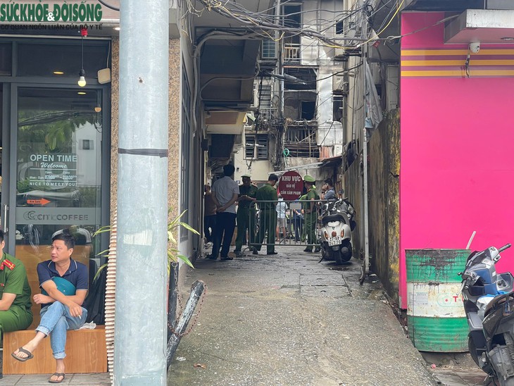 Cháy nhà ở Văn Cao, 5 tử vong: Lửa bùng lên dữ dội như cháy rừng vậy- Ảnh 1.