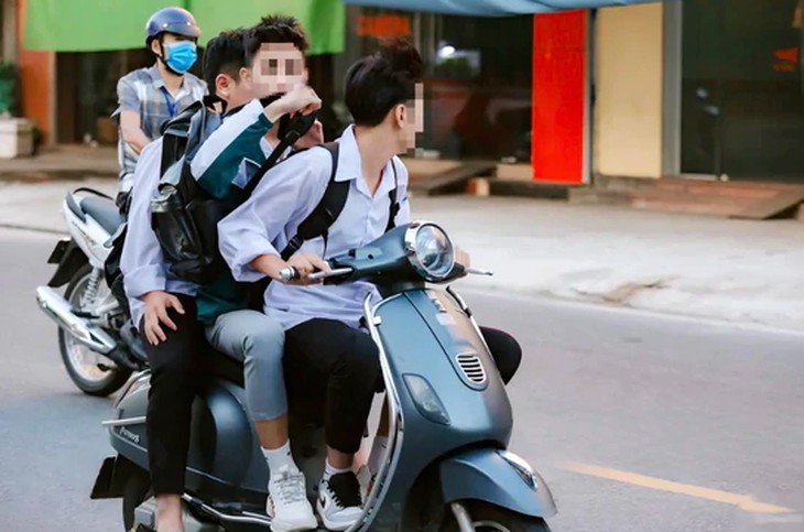 Vì sao cha mẹ vẫn giao xe máy cho con dù biết sai luật, nguy hiểm?- Ảnh 1.