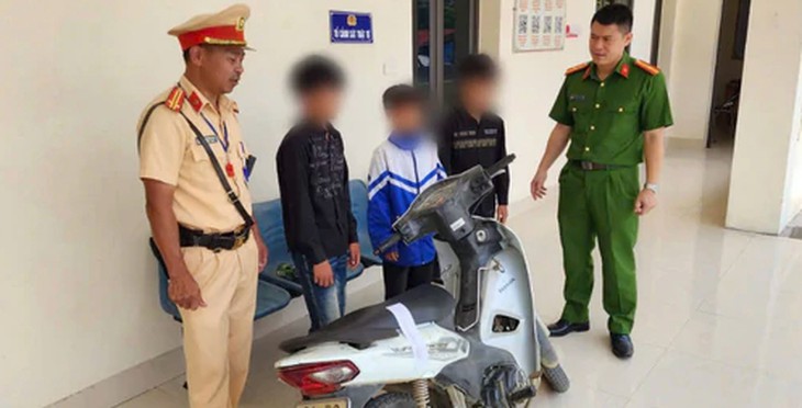 Vì sao cha mẹ vẫn giao xe máy cho con dù biết sai luật, nguy hiểm?- Ảnh 2.