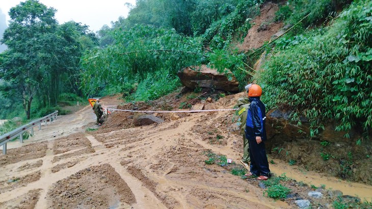 Quốc lộ 15C đi các xã vùng cao Thanh Hóa xuất hiện vết nứt dài- Ảnh 2.