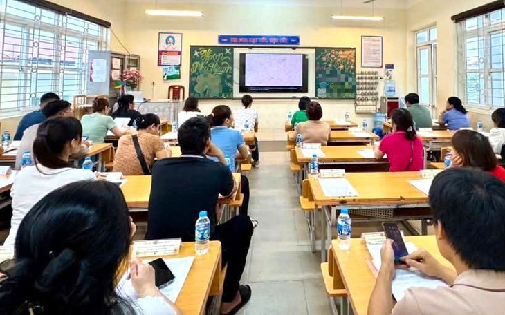 Nhiều trường học ở Hà Nội báo nghỉ, chuyển học trực tuyến do mưa lớn ngập sâu - Ảnh 3.