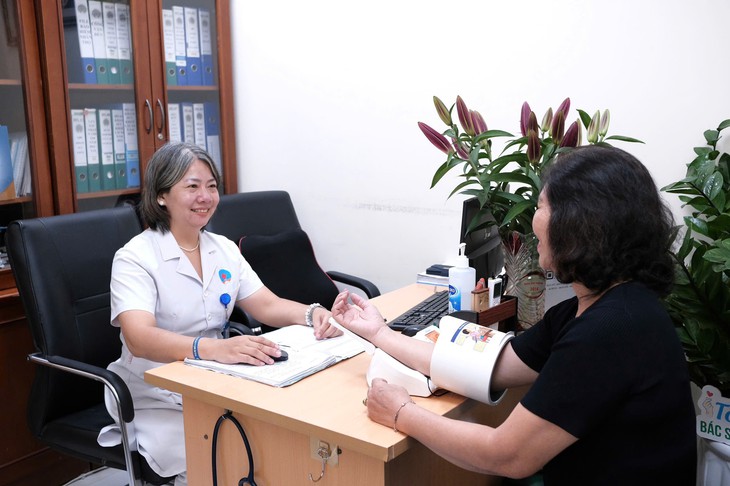 Tự đi khám BHYT trái tuyến, người bệnh thực tế được hưởng bao nhiêu? - Ảnh 1.