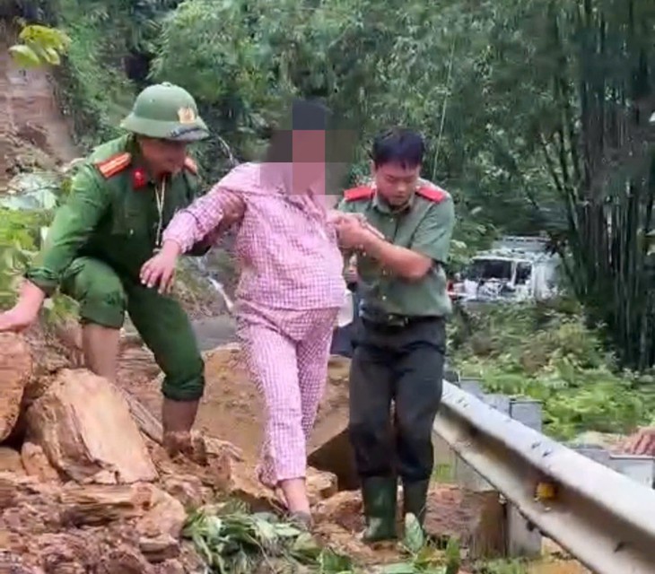 Chuyến xe công vụ đặc biệt vượt sạt lở đưa người bệnh và sản phụ đến viện- Ảnh 2.