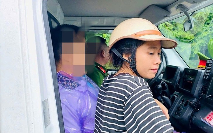 Dựng cầu tạm qua suối chảy xiết giúp gia đình đưa tang - Ảnh 3.
