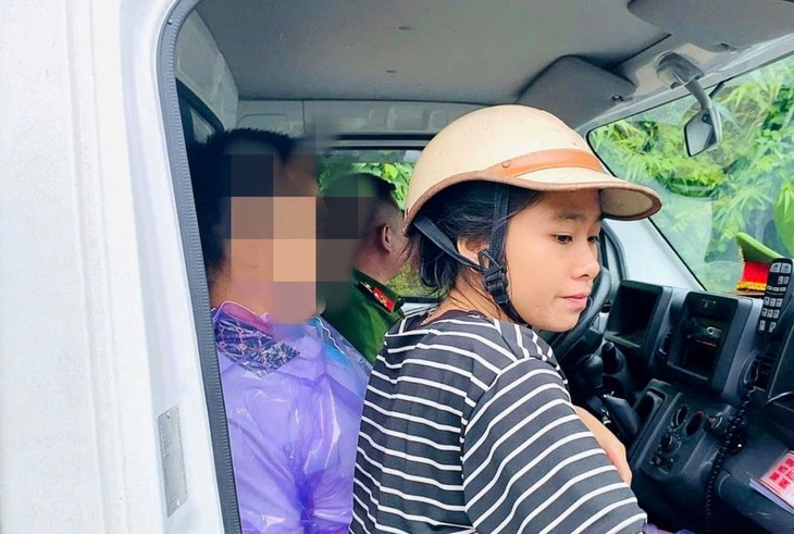 Chuyến xe công vụ đặc biệt vượt sạt lở đưa người bệnh và sản phụ đến viện- Ảnh 1.