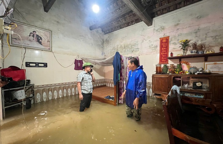 Nước lũ cuồn cuộn dâng, 35 địa phương ở Thanh Hóa di dời khẩn cấp 416 hộ - Ảnh 3.