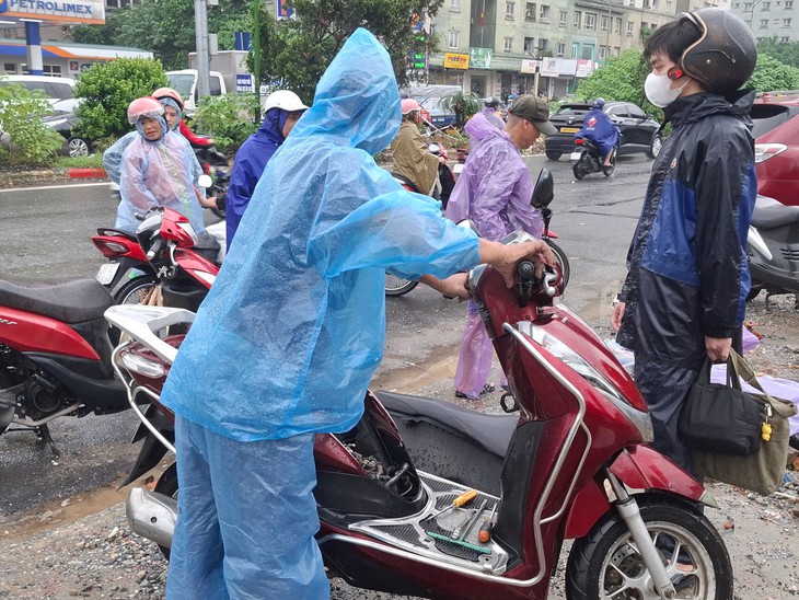 Dịch vụ sửa xe máy tại chỗ tất bật 'cứu' xe chết máy do mưa lớn- Ảnh 5.