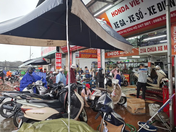 Dịch vụ sửa xe máy tại chỗ tất bật 'cứu' xe chết máy do mưa lớn- Ảnh 9.