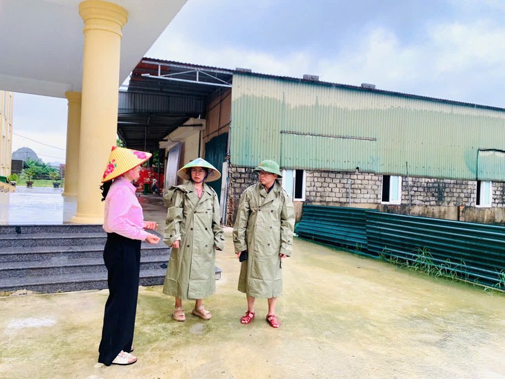 Mưa lũ chia cắt đường đến trường, hàng nghìn học sinh Nghệ An nghỉ học- Ảnh 1.