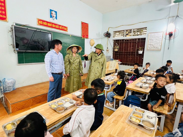 Mưa lũ chia cắt đường đến trường, hàng nghìn học sinh Nghệ An nghỉ học- Ảnh 5.