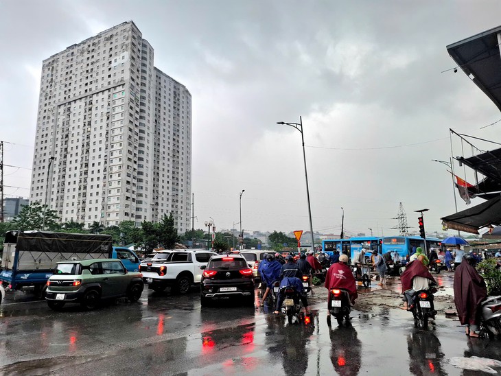 Dịch vụ sửa xe máy tại chỗ tất bật 'cứu' xe chết máy do mưa lớn- Ảnh 10.