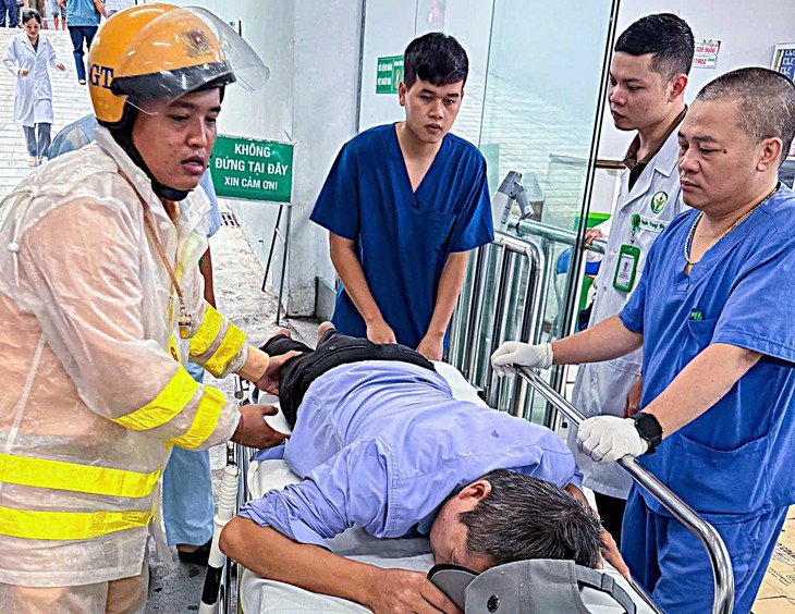 Mưa ngập, CSGT Hà Nội mở đường đưa người đàn ông bất tỉnh đi cấp cứu - Ảnh 1.