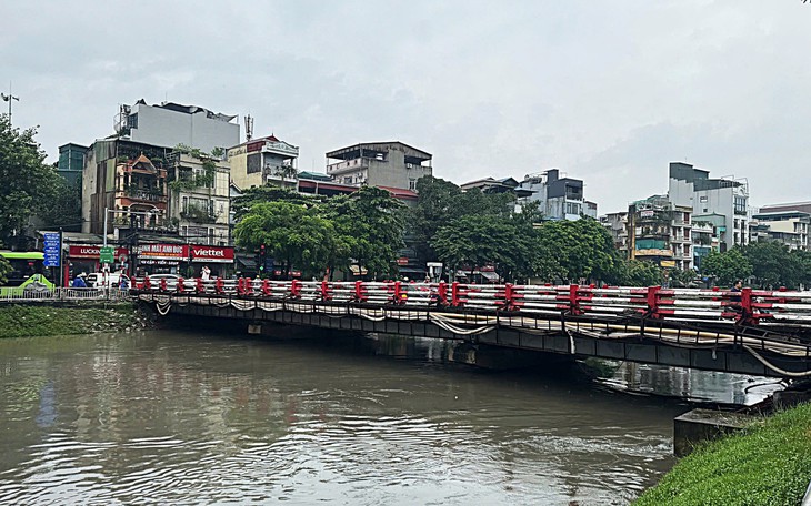 Mưa ngập, CSGT Hà Nội mở đường đưa người đàn ông bất tỉnh đi cấp cứu - Ảnh 1.
