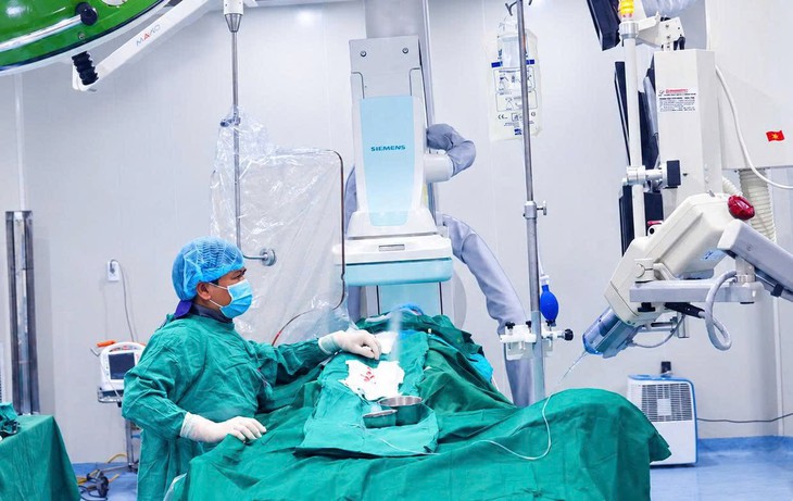 Đột quỵ nguy kịch, người đàn ông 64 tuổi được cứu bằng 3 kỹ thuật liên tiếp - Ảnh 1.