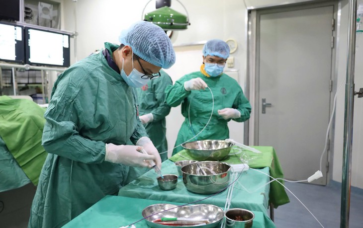 Đột quỵ nguy kịch, người đàn ông 64 tuổi được cứu bằng 3 kỹ thuật liên tiếp - Ảnh 2.