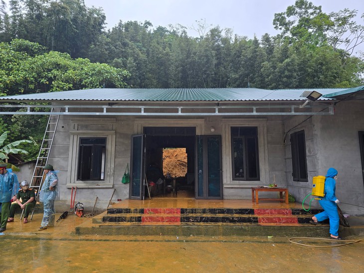 Hình ảnh đau lòng vụ sạt lở vùi lấp 3 người trong gia đình ở Phú Thọ- Ảnh 2.