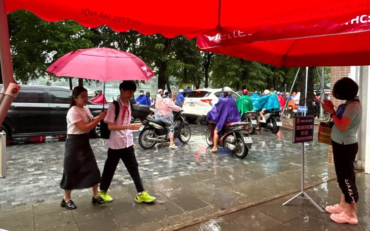 Mưa lớn, nhiều điểm úng ngập, đọng nước, dân Cầu Cốc dùng thuyền di chuyển trên phố- Ảnh 10.