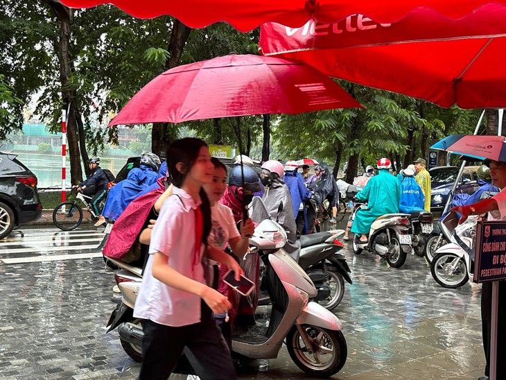 Nhiều trường học ở Hà Nội báo nghỉ, chuyển học trực tuyến do mưa lớn ngập sâu - Ảnh 1.